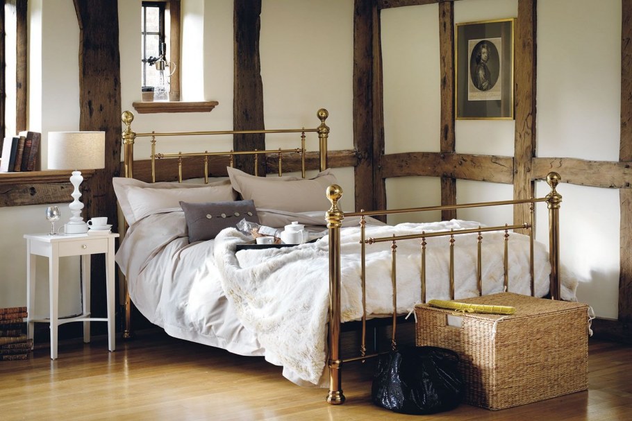 Кровать в старинном стиле