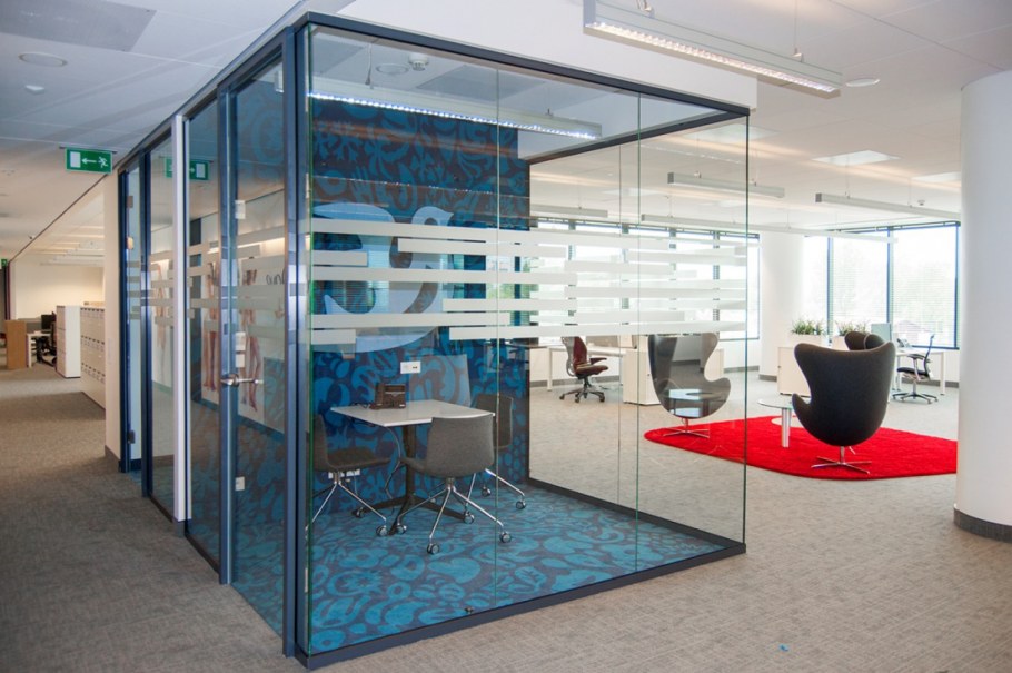 Офис открытого типа с перегородками