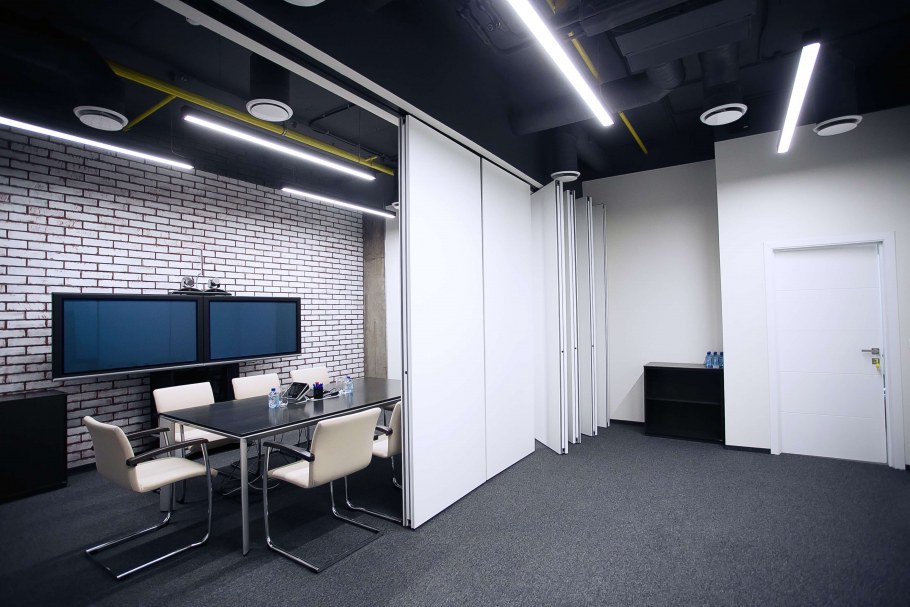 Трековые светильники в офисе