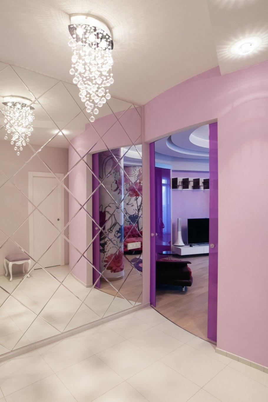Розовая штукатурка в прихожей