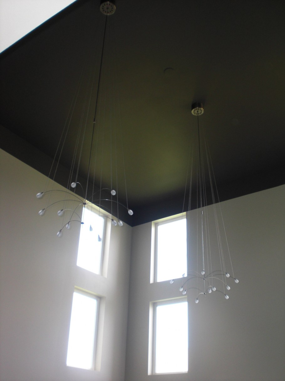 Черный глянцевый натяжной потолок