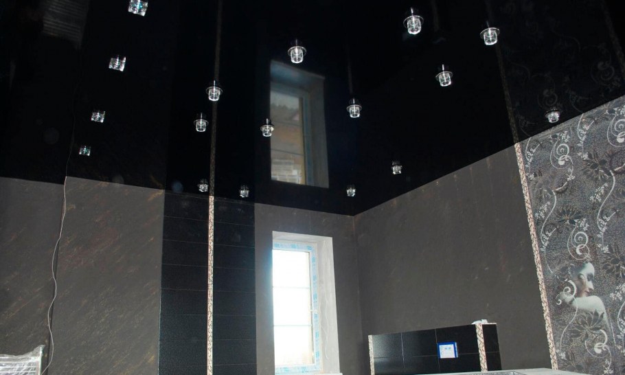 Черный глянцевый потолок