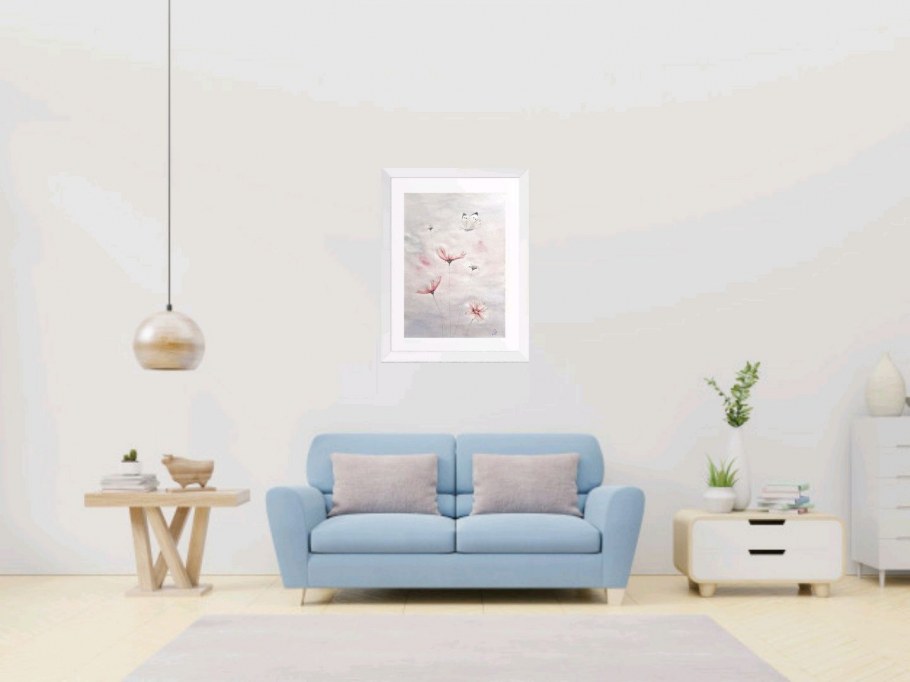 Диван у белой стены