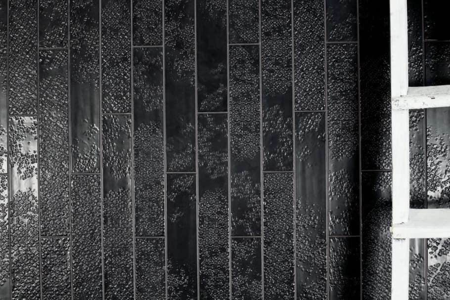 Необычная черная плитка