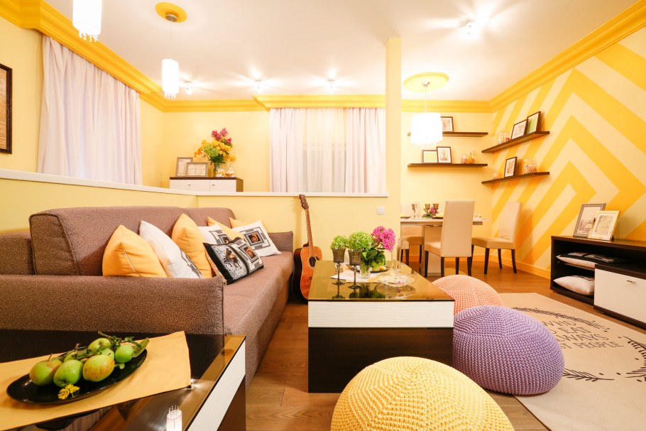 Гостиная в светло желтых тонах