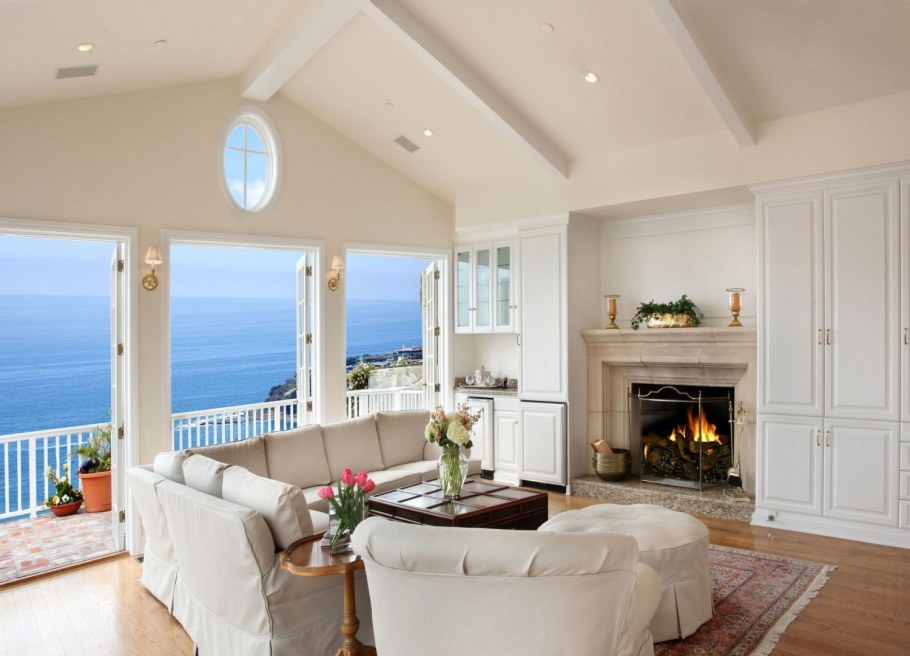 Гостиная с видом на океан
