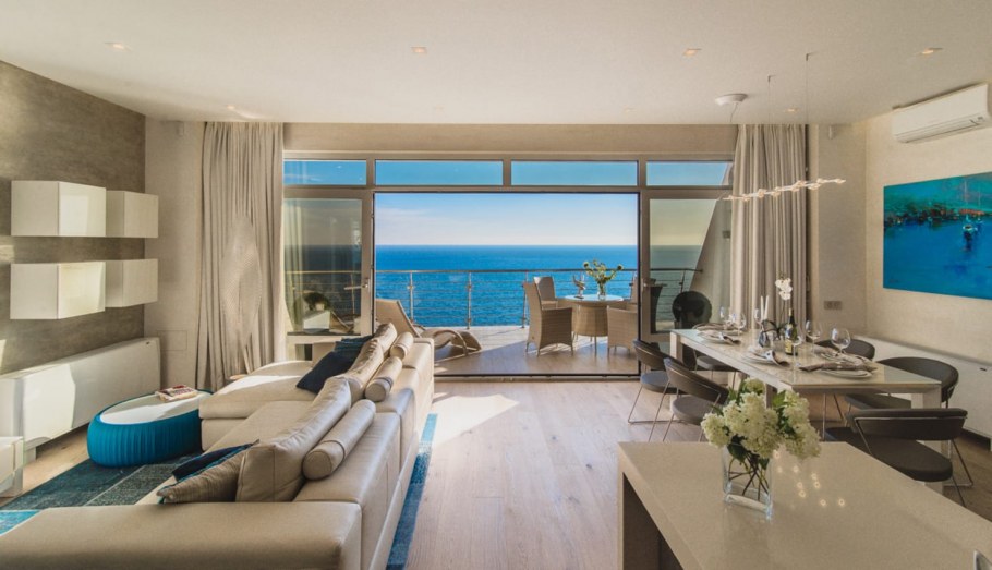 Гостиная с видом на море