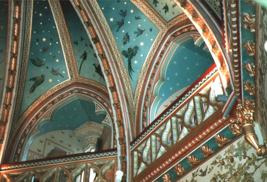Потолок в готическом стиле