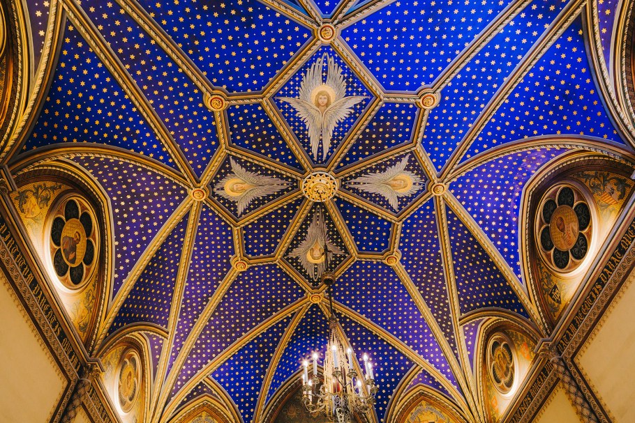 Потолок в готическом стиле