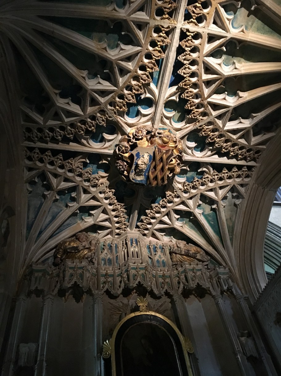 Потолок в готическом стиле