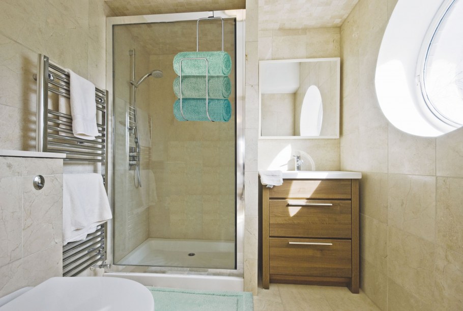 Встроенная душевая кабина в маленькой ванной