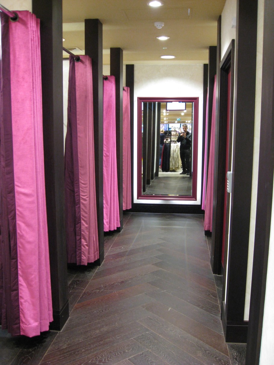 Примерочная в магазине женской одежды камера