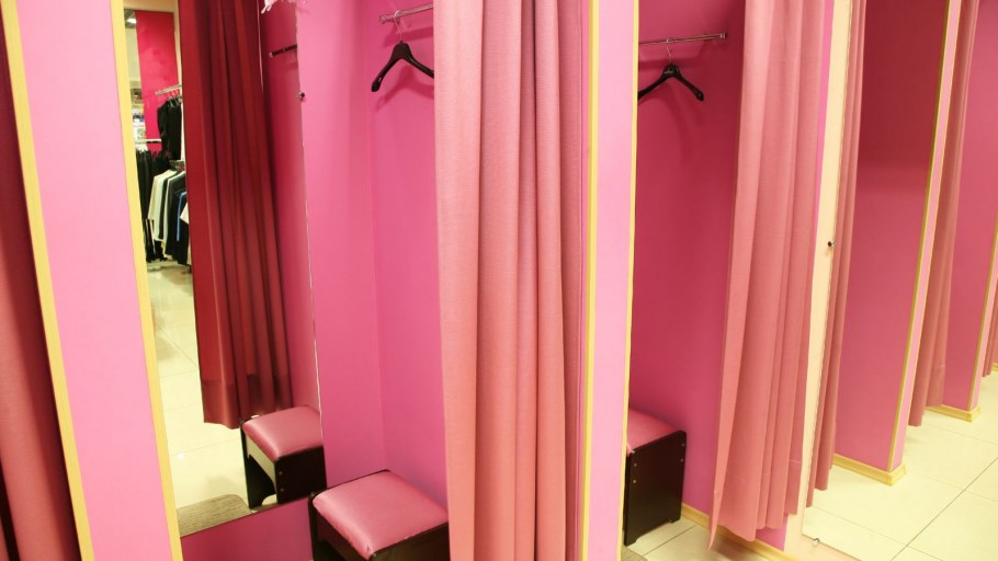 Примерочная в магазине женской