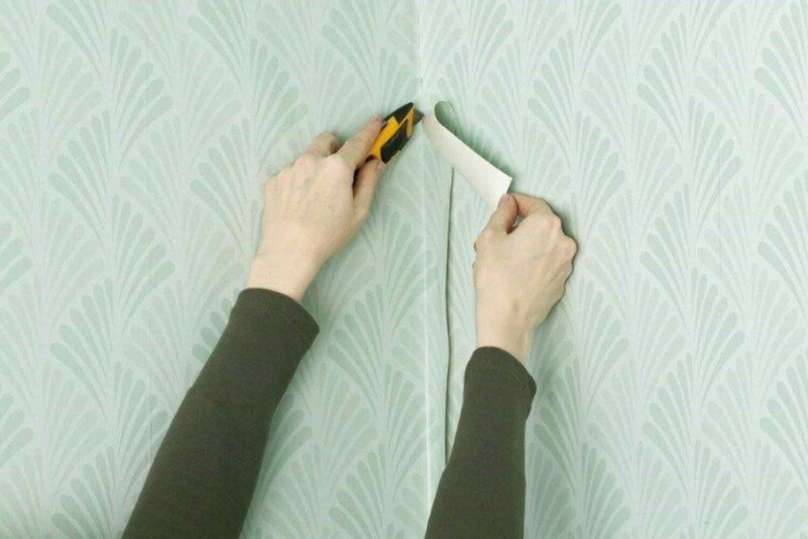Оклеивание стен обоями