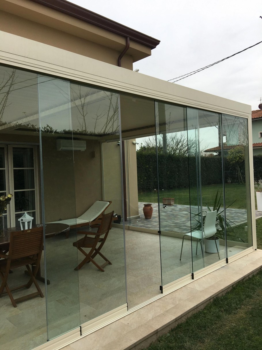 Безрамное остекление веранды