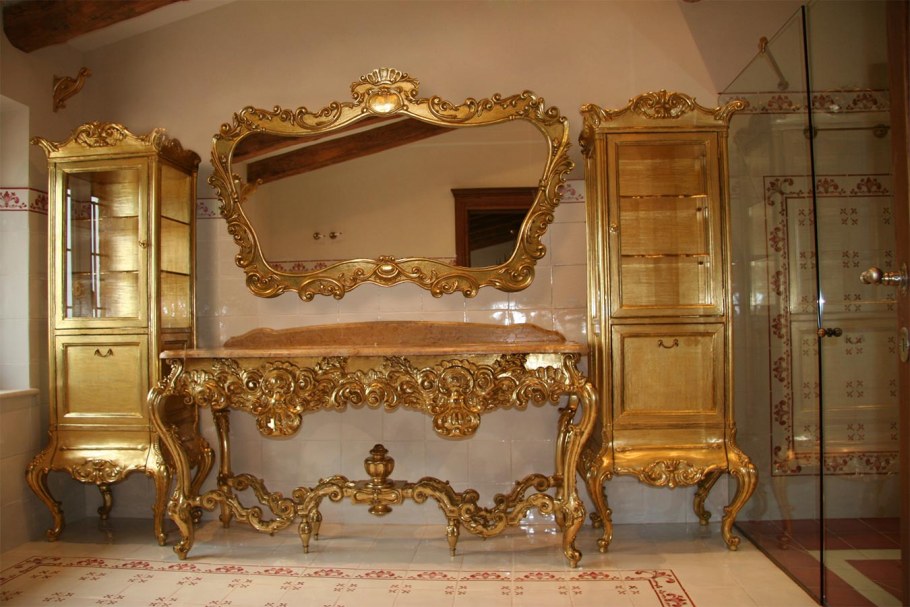 Позолоченная мебель