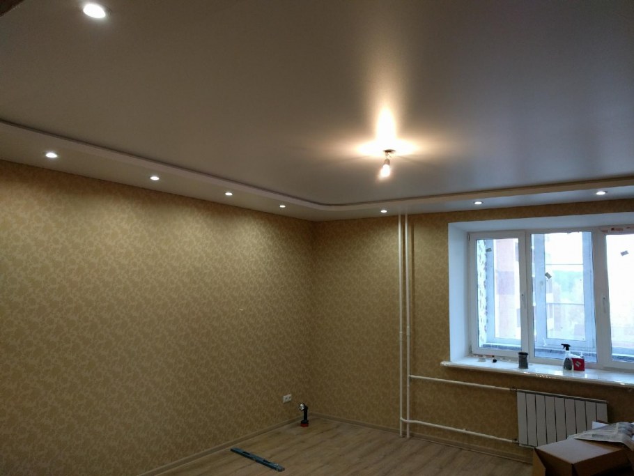 Сатиновый натяжной потолок в спальне