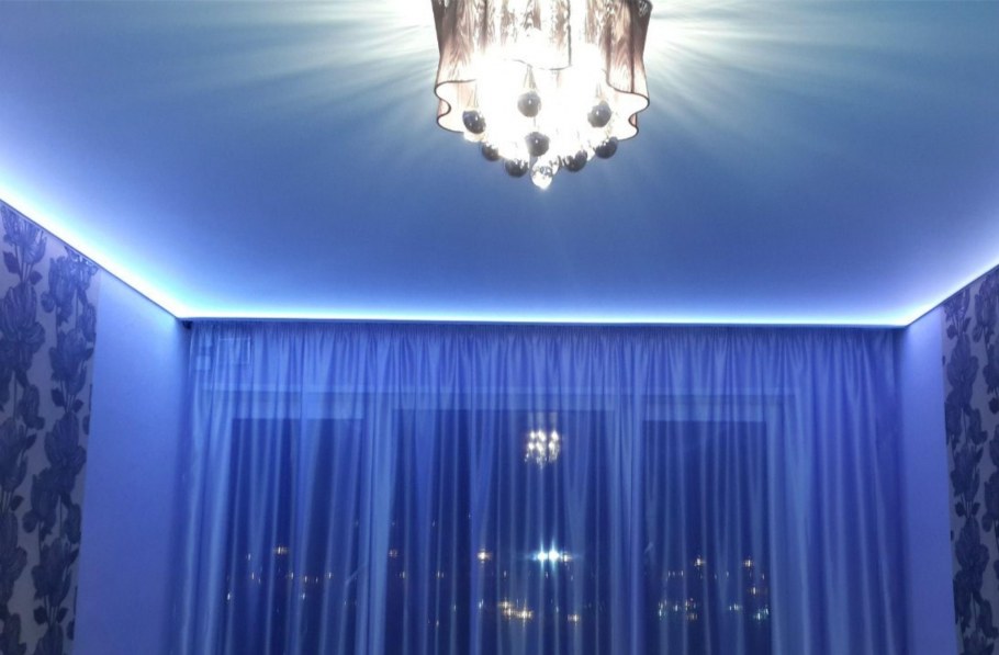 Натяжной потолок с подсветкой