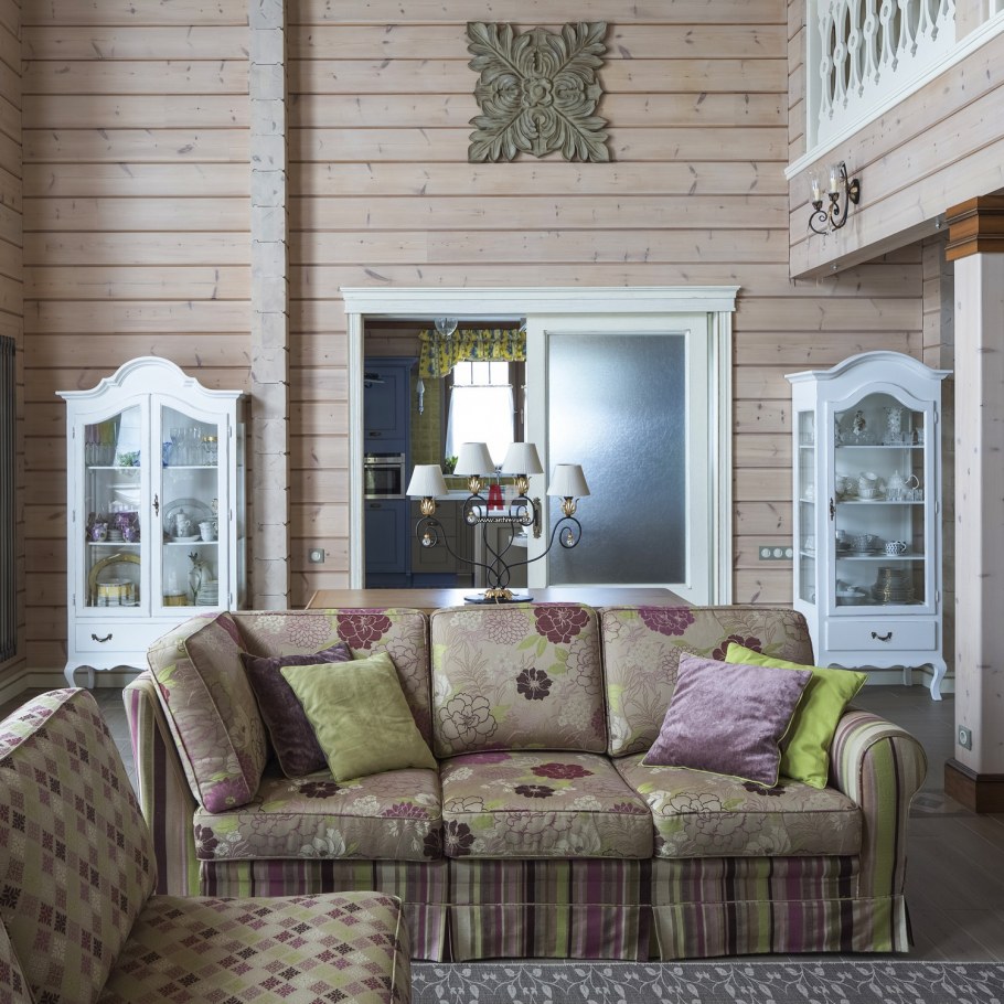 Интерьер гостиной в доме из клееного бруса