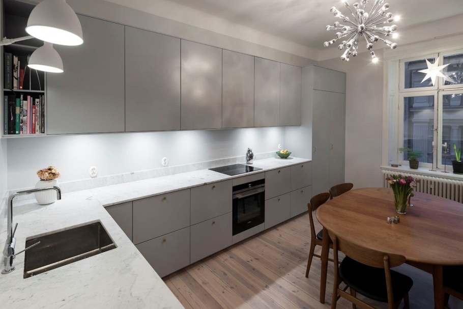Серая кухня со столешницей под дерево