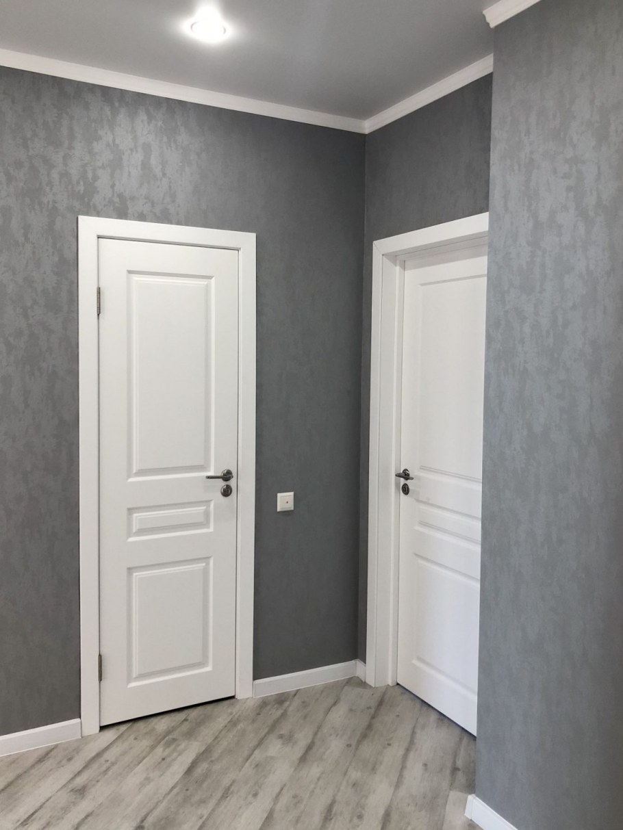 Интерьер прихожей с белыми дверями