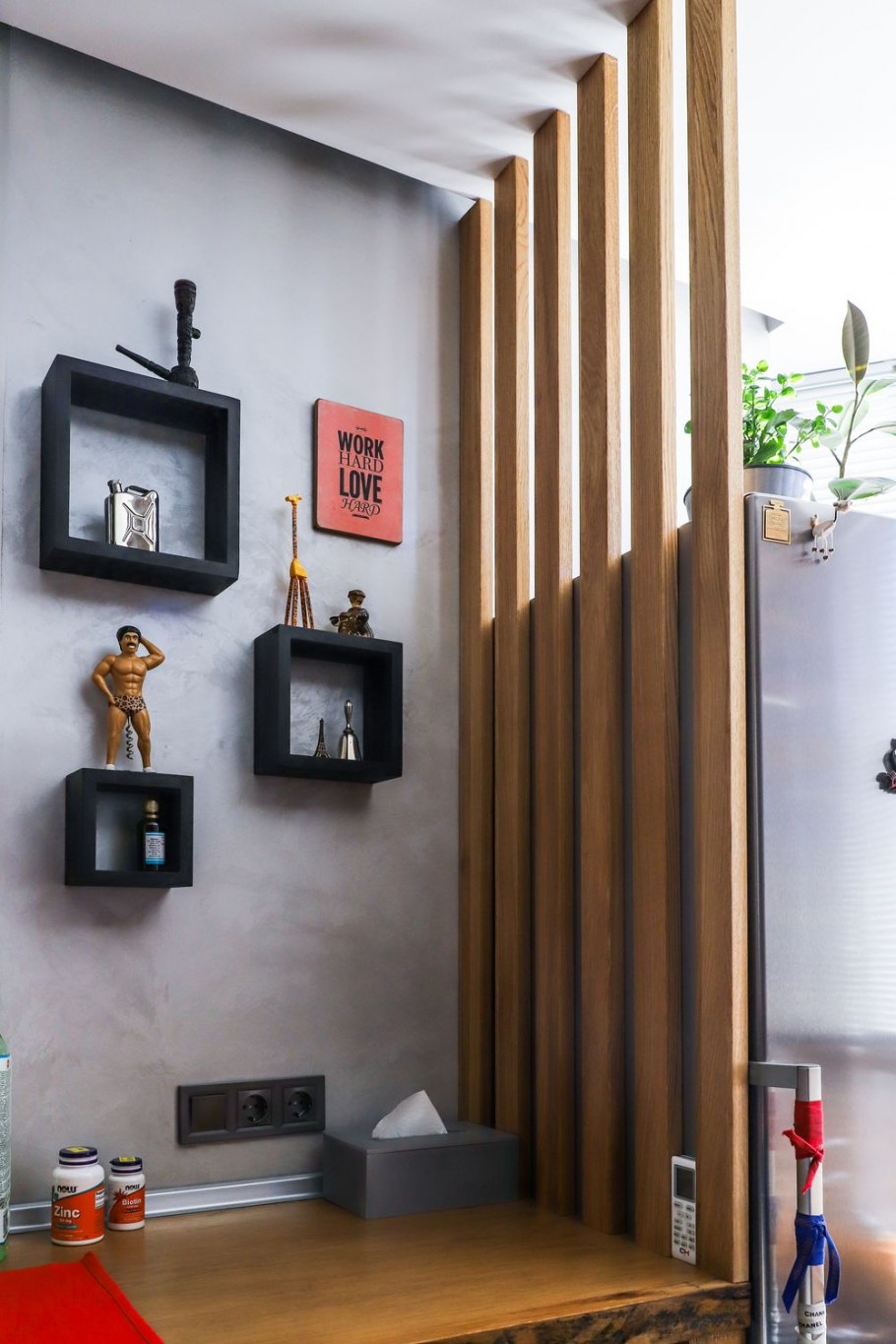 Декор потолка деревянными рейками