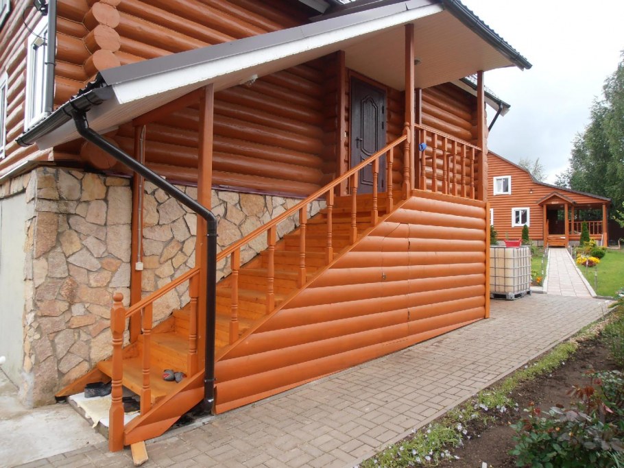 Лестница с навесом на крыльцо