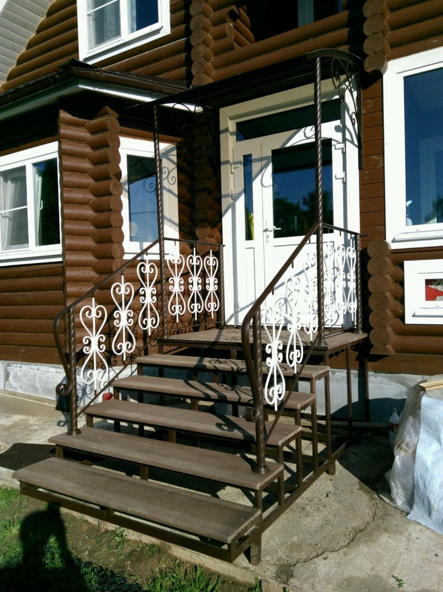 Крылечко для частного дома из металла