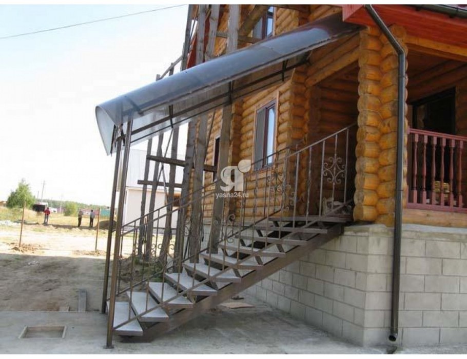 Навес над лестницей