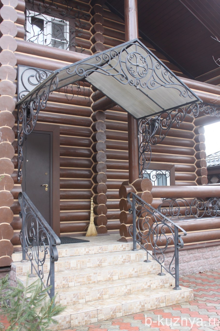 Крыльцо для бревенчатого дома с навесом