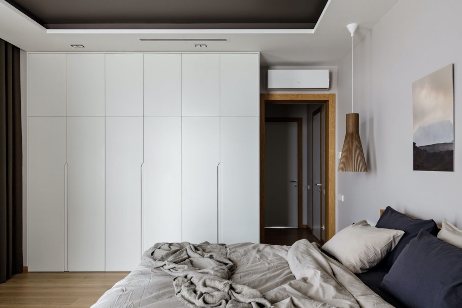 Шкаф в спальню в скандинавском стиле на всю стену с телевизором