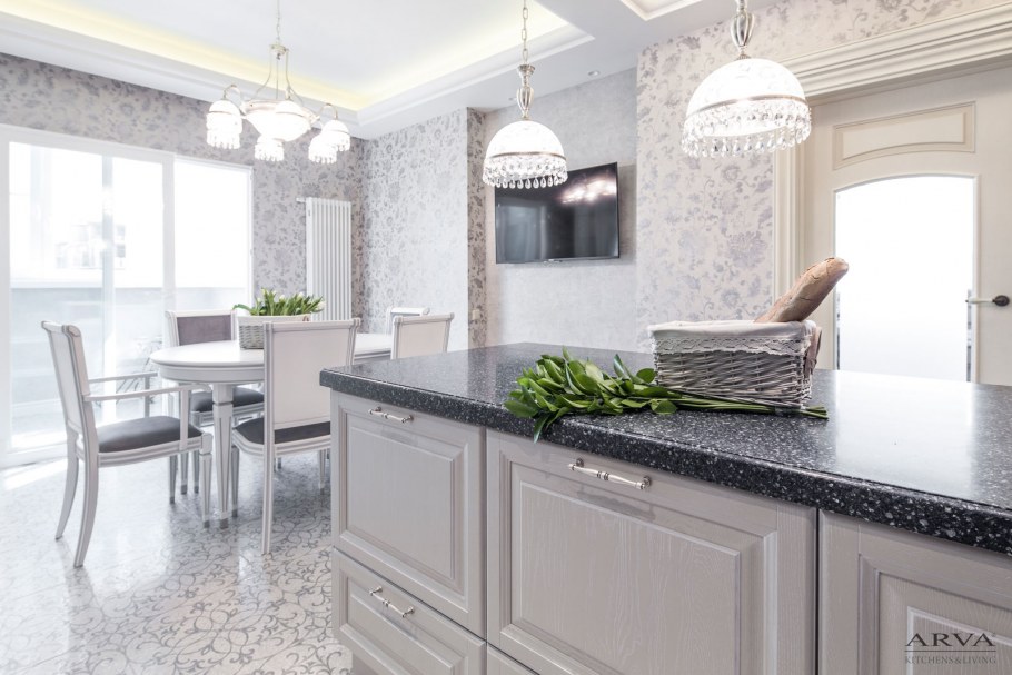 Фиолетовые стены на кухне