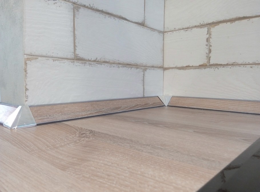 Corian плинтус