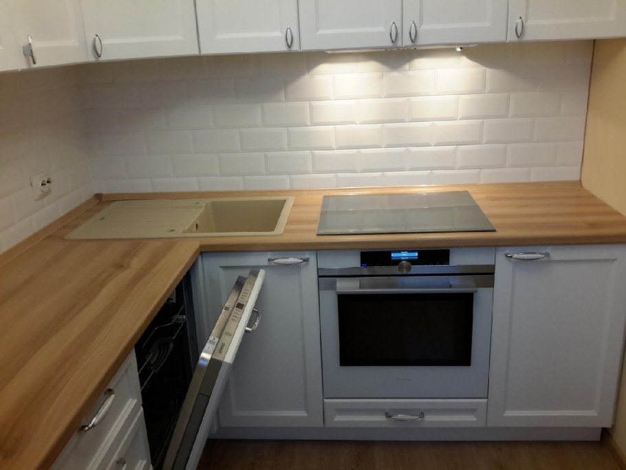 Стык фартука и столешницы на кухне