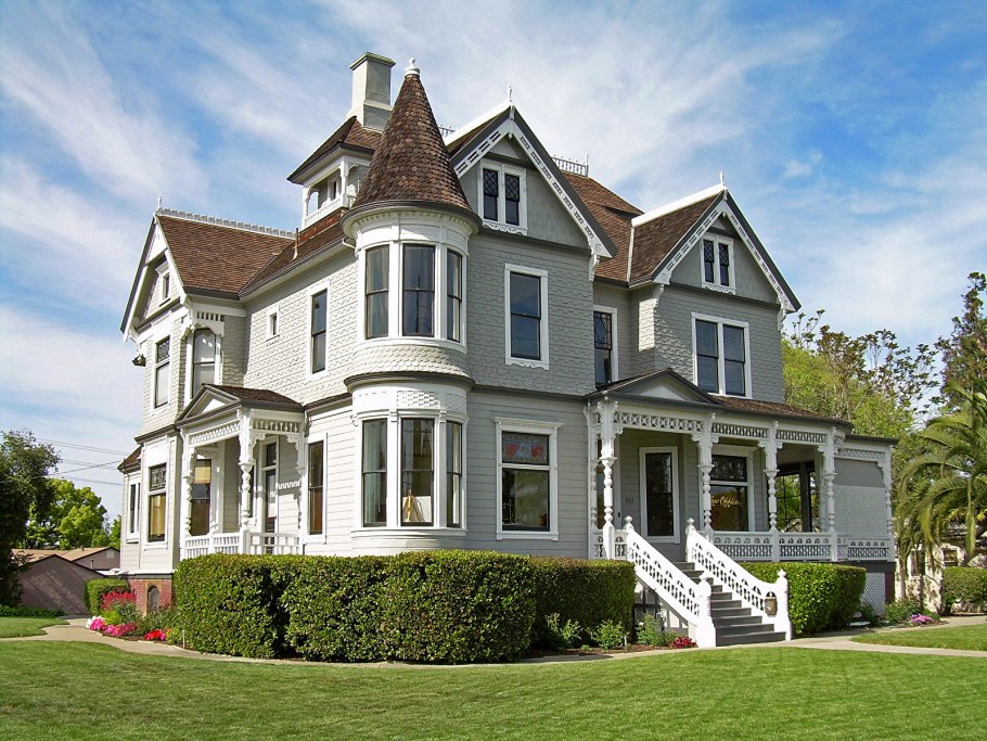 Красивый загородный дом