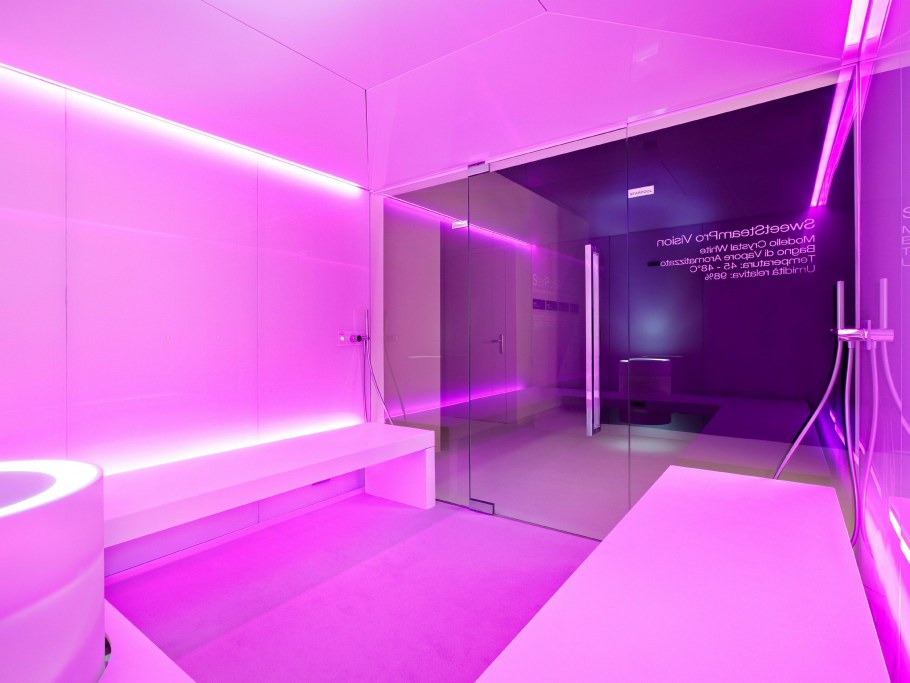 Пол с подсветкой в ванной