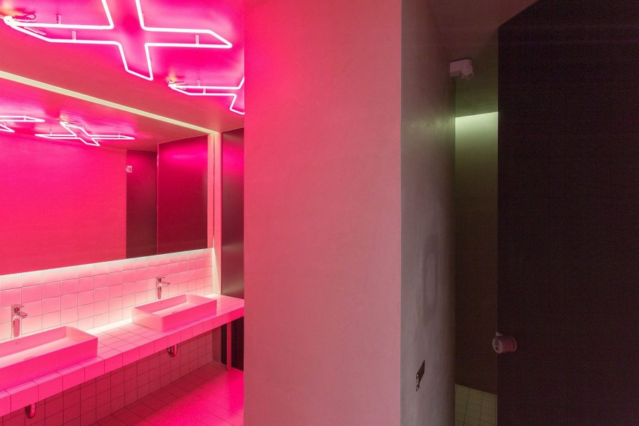 Витра неон в интерьере