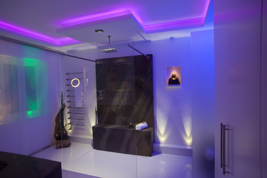 Неоново розовый в интерьере