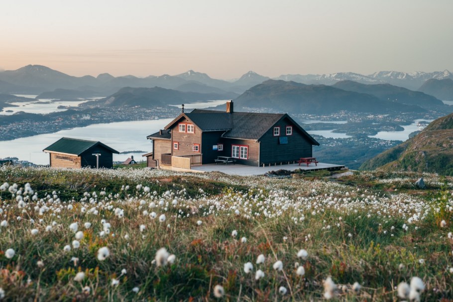Домик в Норвегии в лесу
