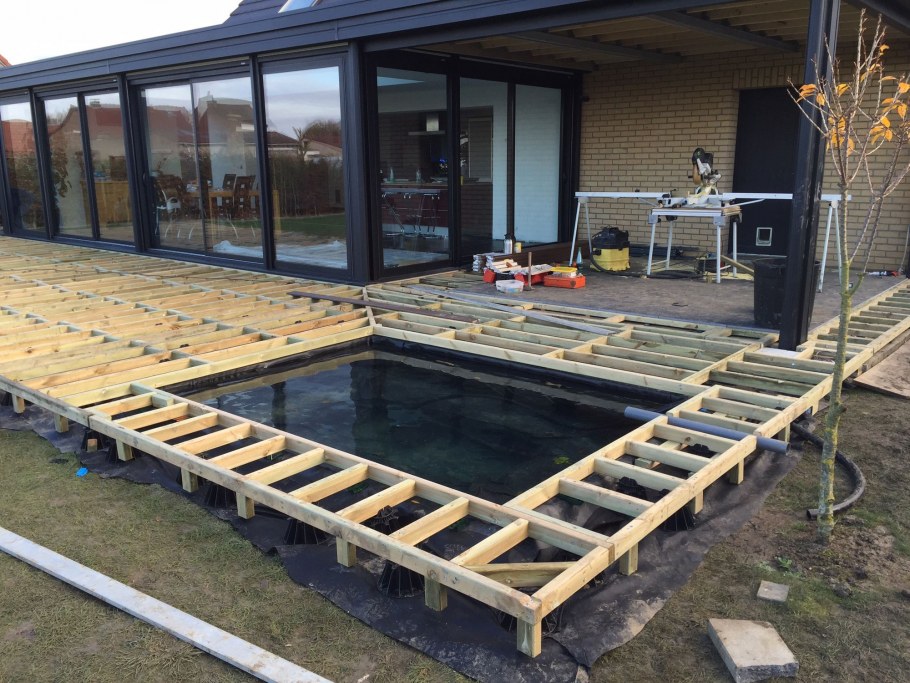 Деревянный настил в саду