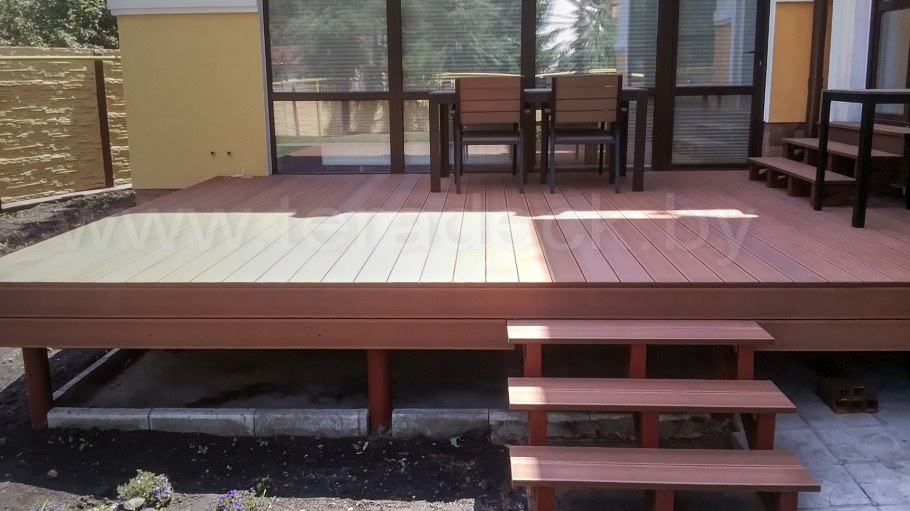 Деревянный настил во дворе