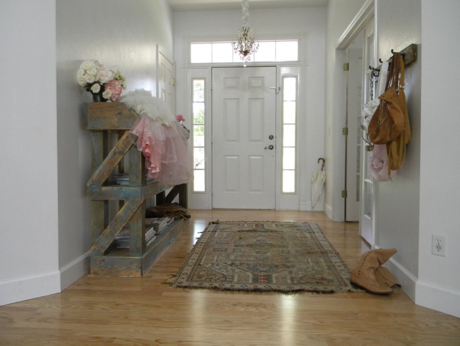 Маленькая прихожая в каркасном доме