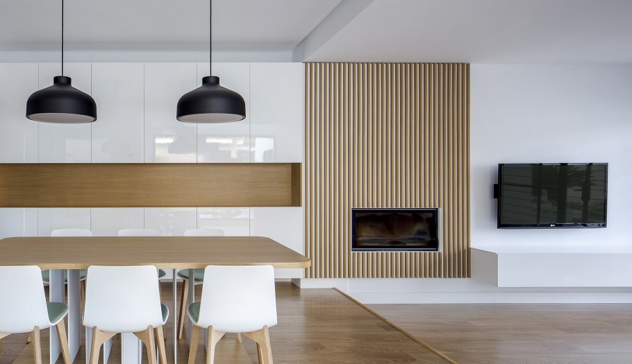 Деревянные рейки в интерьере с камином