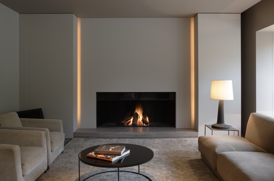 Современные камины в стене