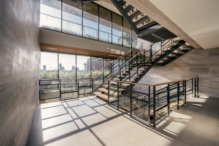 Лестница в офисном здании