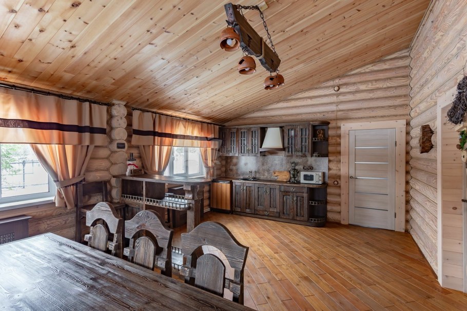 Интерьер бани из бревна