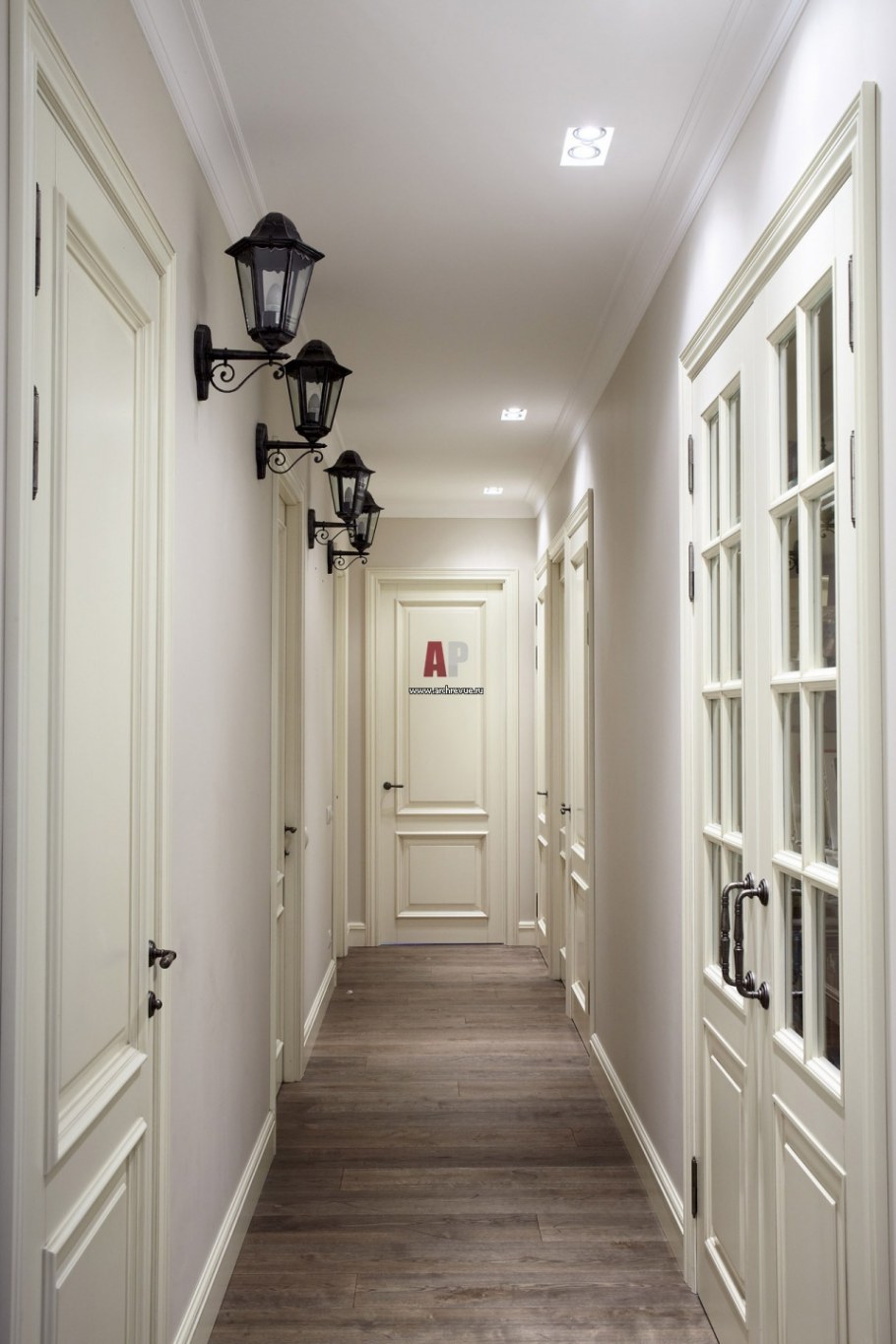 Прихожая с белыми дверями в современном стиле