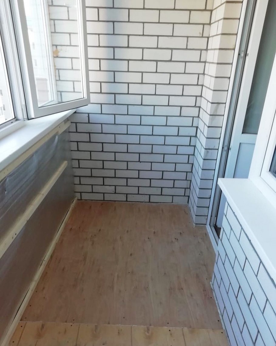 Отделка балкона кирпичиками