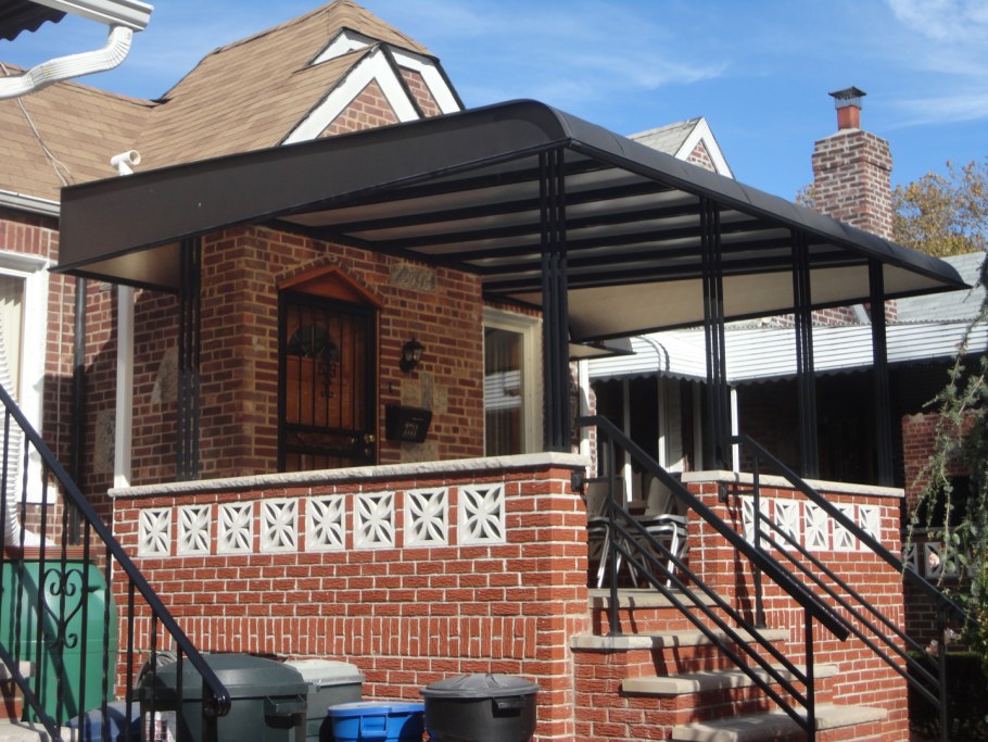 Крыльцо с навесом в частном доме