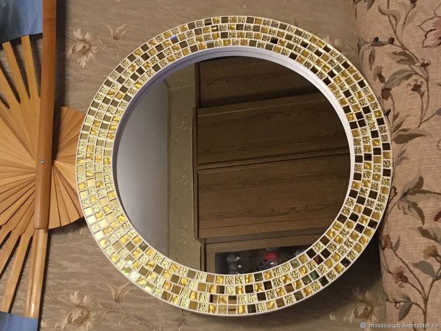 Зеркало в раме из мозаики